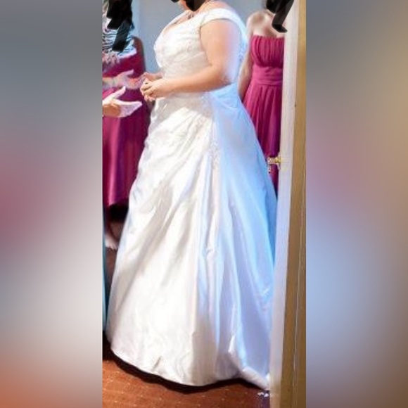 Beautiful Wedding Dress - Picture 3 of 7